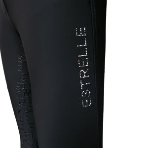 Detailansicht der Estrelle Iconic Reithose Full Grip mit glitzerndem ESTRELLE-Schriftzug. Hochwertige Verarbeitung für stilbewusste Reiterinnen.