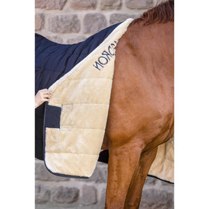 Detailansicht der Eskadron Stalldecke Cotton Fauxfur mit geöffneter Seite, zeigt weiches Innenfutter gegen Scheuerstellen.