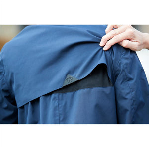 Detailansicht der CATAGO Regenjacke Roy - Wasserdicht | Parka mit Kapuze mit Belüftungsnetz unter der Rückenklappe für atmungsaktiven Tragekomfort.