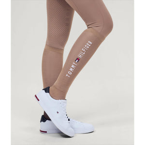 Tommy Hilfiger Clifton Reitsocke in Beige mit Logo-Schriftzug, kombiniert mit weißen Sneakers, ideal für Damenbekleidung und Reitsportmode.