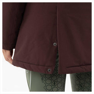 Detailansicht des BR Dreiviertelmantel Femke - seitlicher Druckknopfverschluss für mehr Bewegungsfreiheit beim Reiten, funktional und stilvoll.