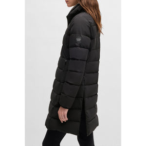 Seitliche Ansicht des BOSS Reitmantels Vespa in Schwarz mit Logo-Patch, wasser- und winddicht für Reitsport.