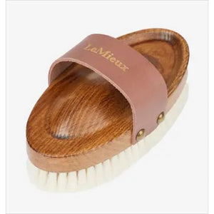 LeMieux Bürste Soft Goats für Fellglanz mit ergonomischem Holzgriff und 100% Ziegenhaar. Ideal für sanfte Pferdepflege und glänzendes Fell.