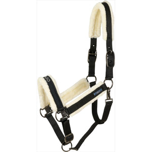 Catago Fellhalfter Trace 2025 in Schwarz mit Kunstfell für empfindliche Pferde. Verstellbares Halfter mit CATAGO-Branding für Frühjahr/Sommer.