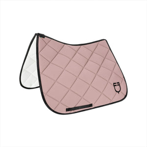 Equestro Dressurschabracke in Rosé mit Logo, technische Sattelunterlage für Pferde mit hoher Luftzirkulation und Komfort.