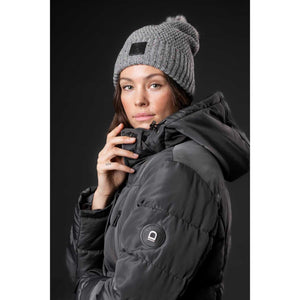 Modell trägt graue Strickmütze Lira Glitter mit Bommel von Equipage, perfekte Wintermütze mit Glanzfäden für Reiterinnen.