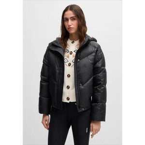 Modell trägt BOSS Damen Bomberjacke Marsha in Schwarz, kombiniert mit Reithose. Stilvoll & praktisch für Reiterinnen, perfekt für kalte Tage.