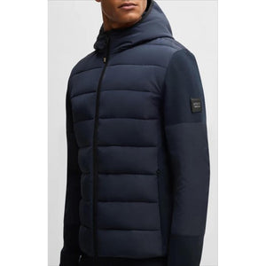 Detailansicht der BOSS Equestrian Herren Hybrid Jacke Jeff mit Logo-Patch am Ärmel, windabweisend und komfortabel für den Alltag.