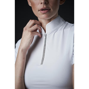 Detailaufnahme des CATAGO Turniershirts Frühjahr Sommer 2025 mit glitzerndem Reißverschluss und atmungsaktivem Funktionsstoff.