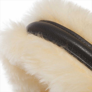 Nahaufnahme des KAVALKADE Lederhalfters mit dichtem, abnehmbarem Lammfell und schwarzem Echtleder für stilvolle Eleganz und Komfort.