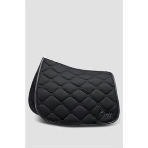 Schwarze BOSS Dressurschabracke mit Glitzerrand, feuchtigkeitsableitend und perfekt für stilvolle Pferdeausstattung.