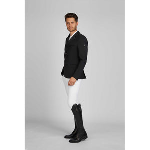 Pikeur Turniersakko Luis - Herren Turniersakko kombiniert mit weißer Reithose und Reitstiefeln. Funktional und modisch für Reitturniere.