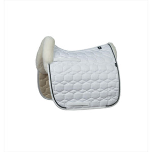 Mattes Turnierschabracke weiß mit Aluminiumkordel mit Lammfell bei shop.reitsport-loew.de