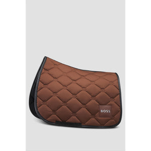 Braune BOSS Equestrian Dressurschabracke mit edler Steppung und schwarzer Einfassung. Perfekt für stilvolle Sattelunterlagen im Reitsport.