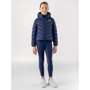 Equiline Kinderjacke Cumin Steppjacke Winter 2025 in Dunkelblau mit Kapuze, ideal für Reiterkinder und kalte Wintertage.