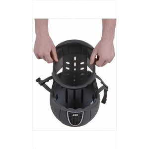 Einsetzen des KEP Italia Innenpolsters #Standard in Reithelm. Coolmax-Material bietet hygienischen Tragekomfort und passgenauen Halt.