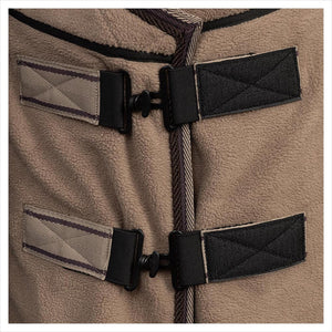 Detailansicht der BR Classic Fleecedecke Luxe - stabile Verschlüsse und flach genähte Trensen für sicheren Halt und stilvolles Design.