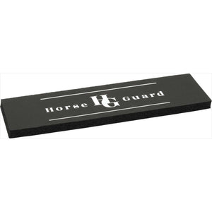 Horseguard Neopren Pad Unterlage kaufen – schmale, schwarze Unterlage mit HG-Logo, atmungsaktiv & stoßdämpfend für Pferdezubehör.
