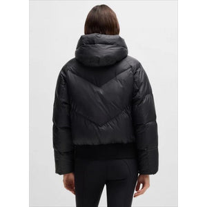 Rückansicht der BOSS Damen Bomberjacke Marsha mit V-Steppung und Kapuze. Funktionale Jacke für Reitsport mit optimaler Bewegungsfreiheit.