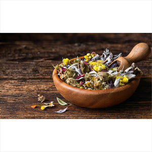 Hotte Maxe Coole Socke Kräuter 500g Zusatzfutter mit Melisse und Hopfen in Holzschale auf rustikalem Holztisch. Beruhigende Kräutermischung für Pferde.