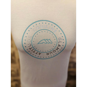 Detailansicht des glitzernden Equiline Logos auf dem weißen Kinder T-Shirt aus Baumwolle, Teil der Glamour Kollektion.