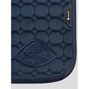 Detailansicht der Equiline Schabracke Octagon Velvet Winter 2025 in Dunkelblau mit gesticktem Logo und hochwertiger Samtstruktur für Pferde.