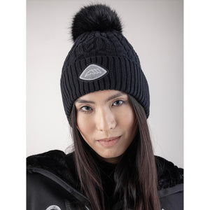 Equiline Mütze Glapel Winter 2025 / 2026 in Schwarz mit Bommel und Logo-Patch, ideal für Reiterinnen und kalte Wintertage.