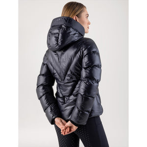 Rückansicht der Equiline Steppjacke Coolbomb Damen Winter 2025 / 2026 mit sportlichem Design und großem Logo auf der Kapuze.