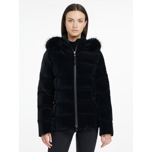 LeMieux Steppjacke Aspen 2025 - Luxus und Performance in Schwarz mit abnehmbarer Kapuze und Kunstfellbesatz, ideal für Reiterinnen im Winter.