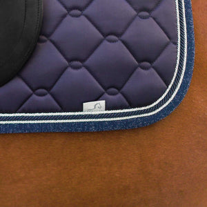 Dunkelblaue Equestrian Schabracke mit glitzerndem Rand aus der Glitter-Rand Kollektion, strapazierfähig und stilvoll für den Reitsport.