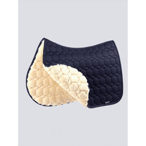 Dunkelblaue Equiline Schabracke Laidback Exatron mit stoßdämpfendem Kunstfell, pflegeleicht und ideal für tägliches Reiten.