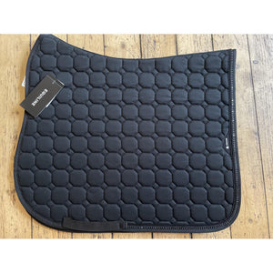 Equiline Schabracke Octagon in Schwarz mit Wabenmuster und Strassdetails. Ideal als stilvolle Sattelunterlage für anspruchsvolle Reiter.