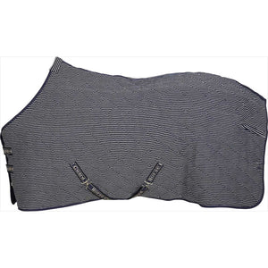 Abschwitzdecke Pferd Strick Vito in dunkelblau mit weißen Streifen, ideal für Stall & Turniere. Mit Bauchgurten und atmungsaktivem Material.