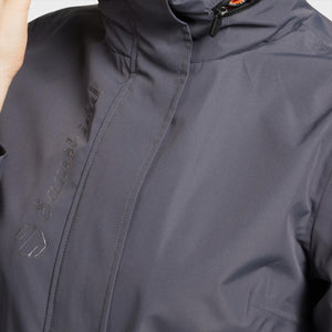 Detailansicht der SAMSHIELD Regenjacke Elise mit gesticktem Logo und verdecktem Reißverschluss, funktional und stilvoll für Damen.