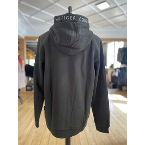 Rückansicht der Tommy Hilfiger Equestrian Herren Sweatjacke Union mit Kapuze und HILFIGER EQUESTRIAN Schriftzug, perfekt für die Wintermode 2026.