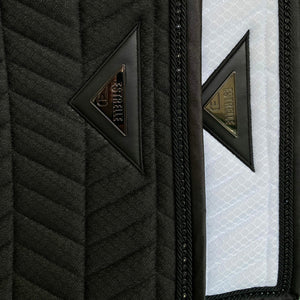 Detailansicht der Estrelle Schabracke Black Diamond mit Logo-Applikation und hochwertiger 3D Mesh-Struktur für Pferdekomfort.