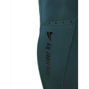 Detailansicht der Reitleggings Livia Fullgrip ohne Knienaht in Dunkelgrün. Logo 'Easy rider by' und Handytasche sichtbar auf dehnbarem Stoff.