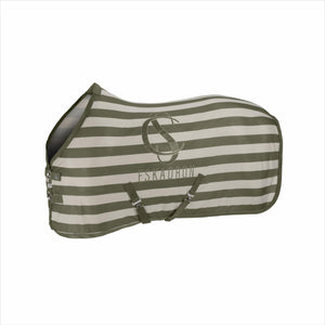 ESKADRON Classic Sports Fliegendecke in Olivgrün mit weißen Streifen, idealer Insektenschutz für Pferde mit stilvollem Design und hohem Tragekomfort.