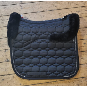 MATTES Schabracke Dressur Crystal Glanz schwarz mit Lammfell