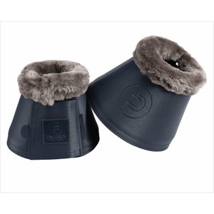 Eskadron Hufglocken Softslate FauxFur in Dunkelblau aus der Platinum Kollektion 2024 mit weichem Kunstfellrand für optimalen Beinschutz.