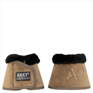 Anky Hufglocke Velvet in Braun – Velvetmaterial mit Neoprenpolsterung, schrägem Klettverschluss & weichem Kunstfellabschluss.