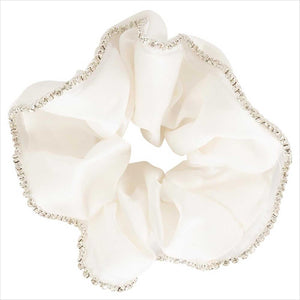 B&R Scrunchie Shine aus glänzendem weißen Satin mit eleganter Strasskante, ideal als Turnier Accessoire für Reiterfrisuren.