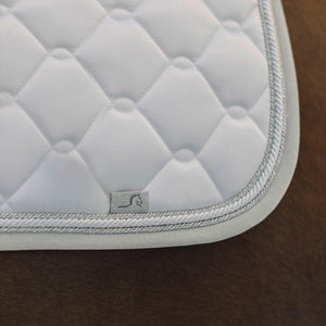 Weiße Equestrian Schabracke mit silbernem Glitter-Rand und gesticktem Logo. Ideal für Turniere und stilvolle Reiteinheiten.