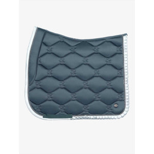 PS of Sweden Schabracke Pearl Storm Blue mit Rüscheneinfassung und gestepptem Muster. Hochwertige Sattelunterlage für Pferde, antibakteriell und schmutzabweisend.