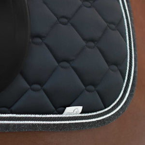 Schwarze Equestrian Schabracke mit silbernem Glitter-Rand, Teil der hochwertigen Kollektion für Pferde, maschinenwaschbar und schmutzabweisend.