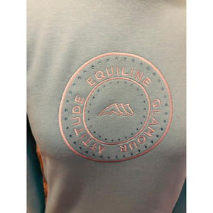 Detailansicht des Equiline Kinder Sweatshirts mit gesticktem Glamour-Logo und Strass-Details – ideal für modische Kinderoberbekleidung.