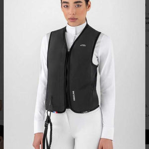 Equiline Unisex Airbag Weste Eclair ohne Rückenschutz in Schwarz, ergonomisch geschnitten für Reiter, ideal für Springreiten.