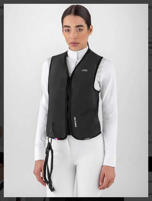 Equiline Unisex Airbag Weste Eclair ohne Rückenschutz in Schwarz, ergonomisch geschnitten für Reiter, ideal für Springreiten.