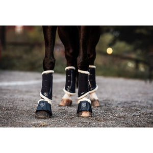 Reitgamaschen von Equestrian Stockholm in Navy am Pferdebein im Einsatz, perfekter Schutz beim Training dank weichem Fleece und sicherem Klett.