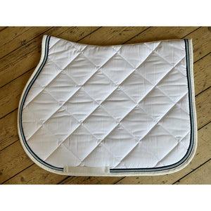 Quola Springschabracke von Anna Scarpati in Weiß mit Rautensteppung und dunkelgrüner Kordel. Hochwertige Schabracke für Reitbedarf.